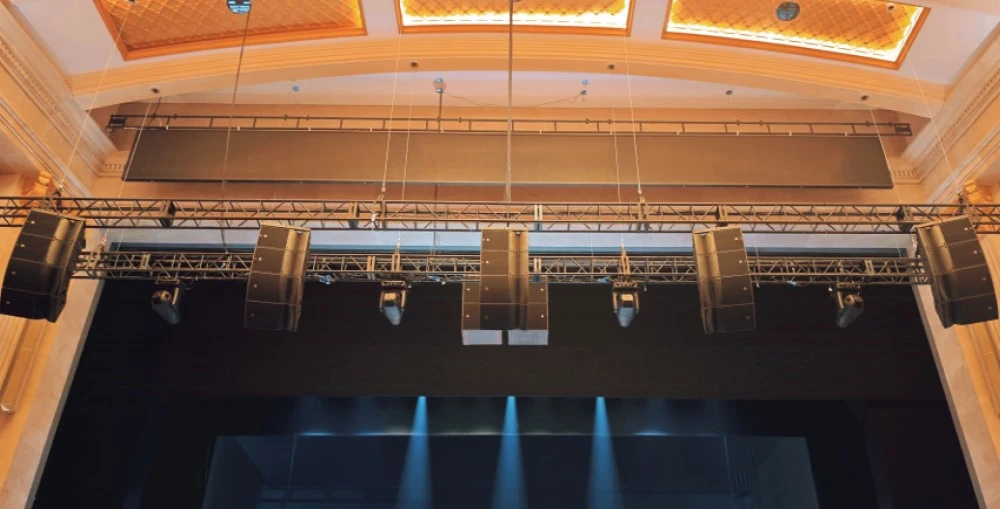 The L-ISA configuration featured five main arrays comprising two L-Acoustics A15 Focus and two A15 Wide each with two hangs of two KS21 subwoofers positioned behind the center array