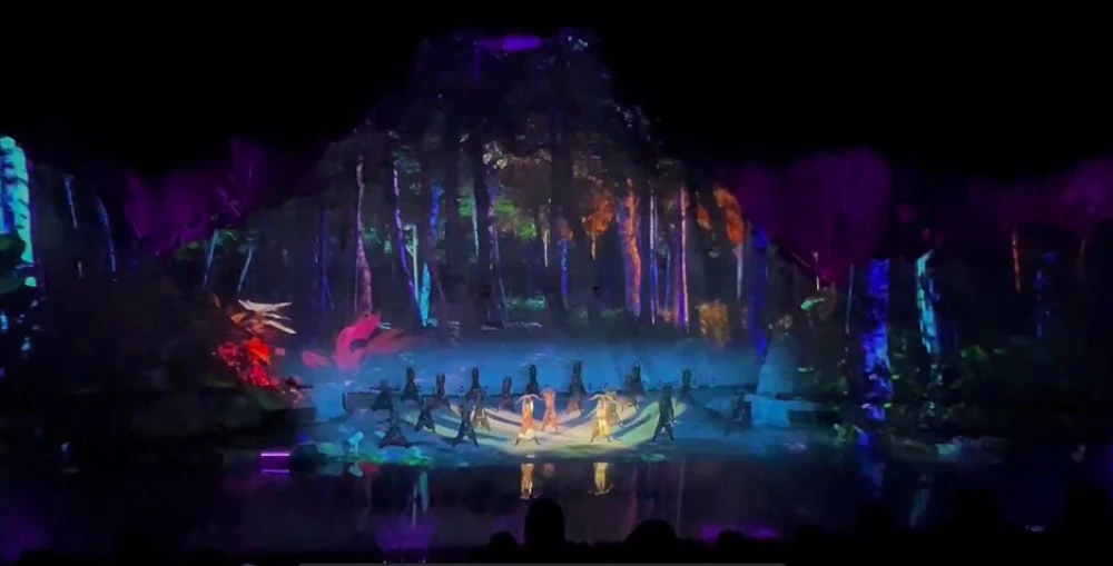 The show features live performers with large-scale projections on the mountain face (left) and water curtain projections (right) that mesmerize audiences.