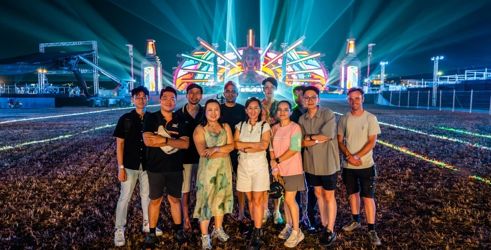 The INFiLED and D8 super team behind the kineticFIELD stage. Back row:2nd from left Pantakarn Pannasuriyaporn, CEO of D8 Projects Co. Ltd, Thailand; Henry Hari Ram, Founder CEO, D8 Group; Naradej Marknarerman, COO of D8 Projects Co. Ltd. Front row: 2nd from left, Catherine Zhang, INFiLED’s Regional Director for APAC; Susan Hoe, INFiLED’s Regional Director for Malaysia, Singapore, and Thailand.