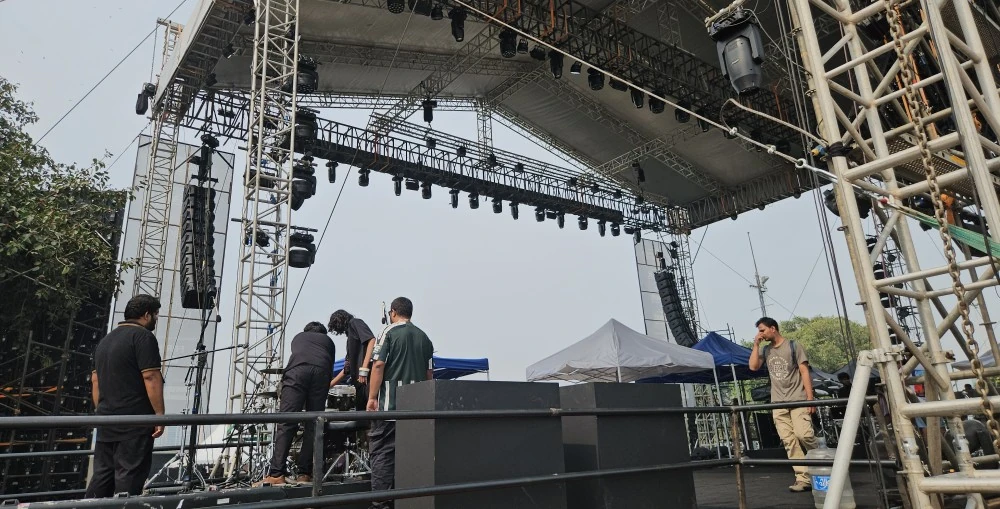 8 units of the AiRAY per side supported by a cardioid arrangement of 24 units of the SCP dual 18” sensor controlled subwoofers; and an additional 8 units of the CiRAY units as frontfills were expertly deployed by team Electrocraft to ensure optimal coverage at the Mahindra Independence Rock festival