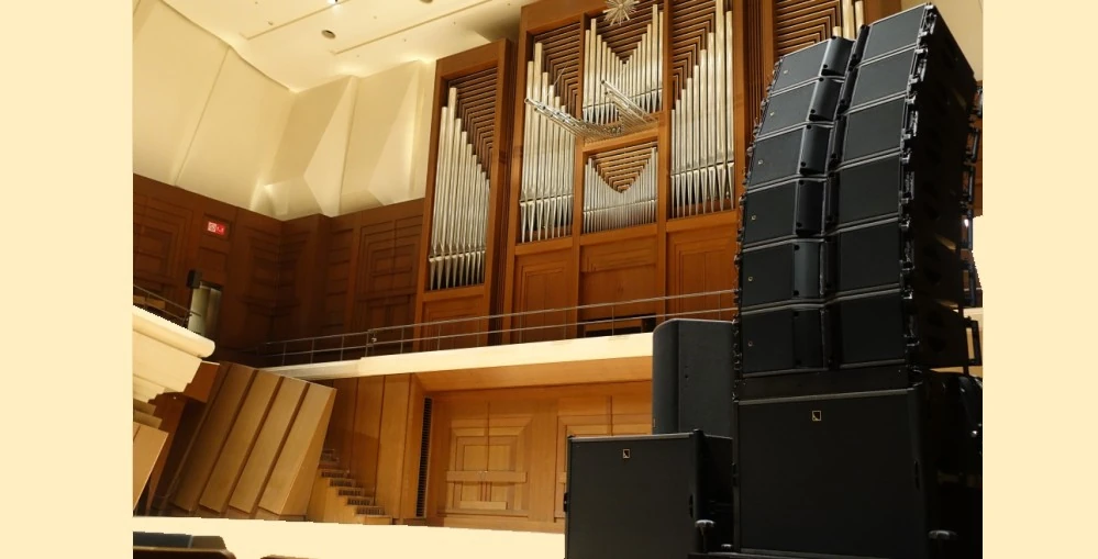 L-Acoustics Kara II atop two SB18 subwoofers. One L-Acoustics X12 per side provide in-fill